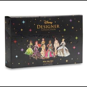 Disney princess “Kiss the girl”